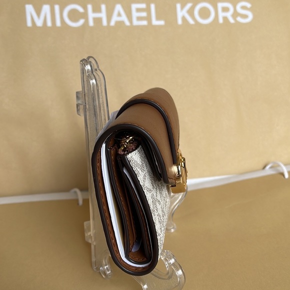 MICHAEL KORS CARMEN MEDIUM LOGO AND FAUX LEATHER WALLET VANILLA - Picture 10 of 16